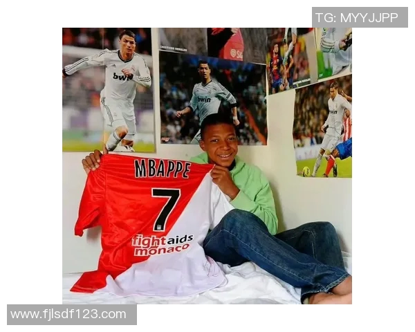 姆巴佩儿时与C罗难得合影,网友惊叹“巨星的初遇”